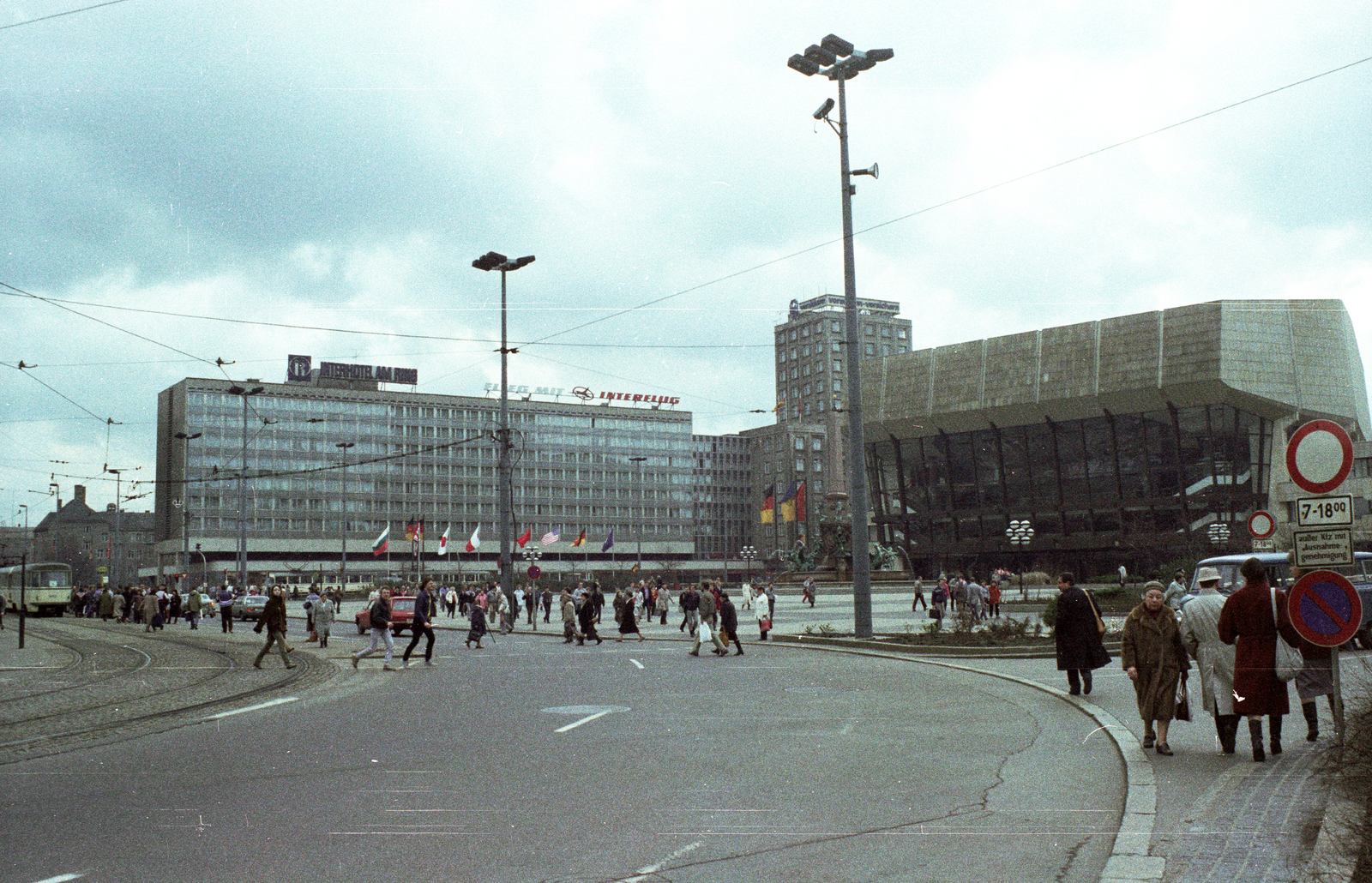 Germany, Leipzig, Augustusplatz (Karl-Marx-Platz), szemben az Interhotel am Ring szálloda, jobbra a Gewandhaus., 1985, Jakab Antal, colorful, GDR, Fortepan #202308