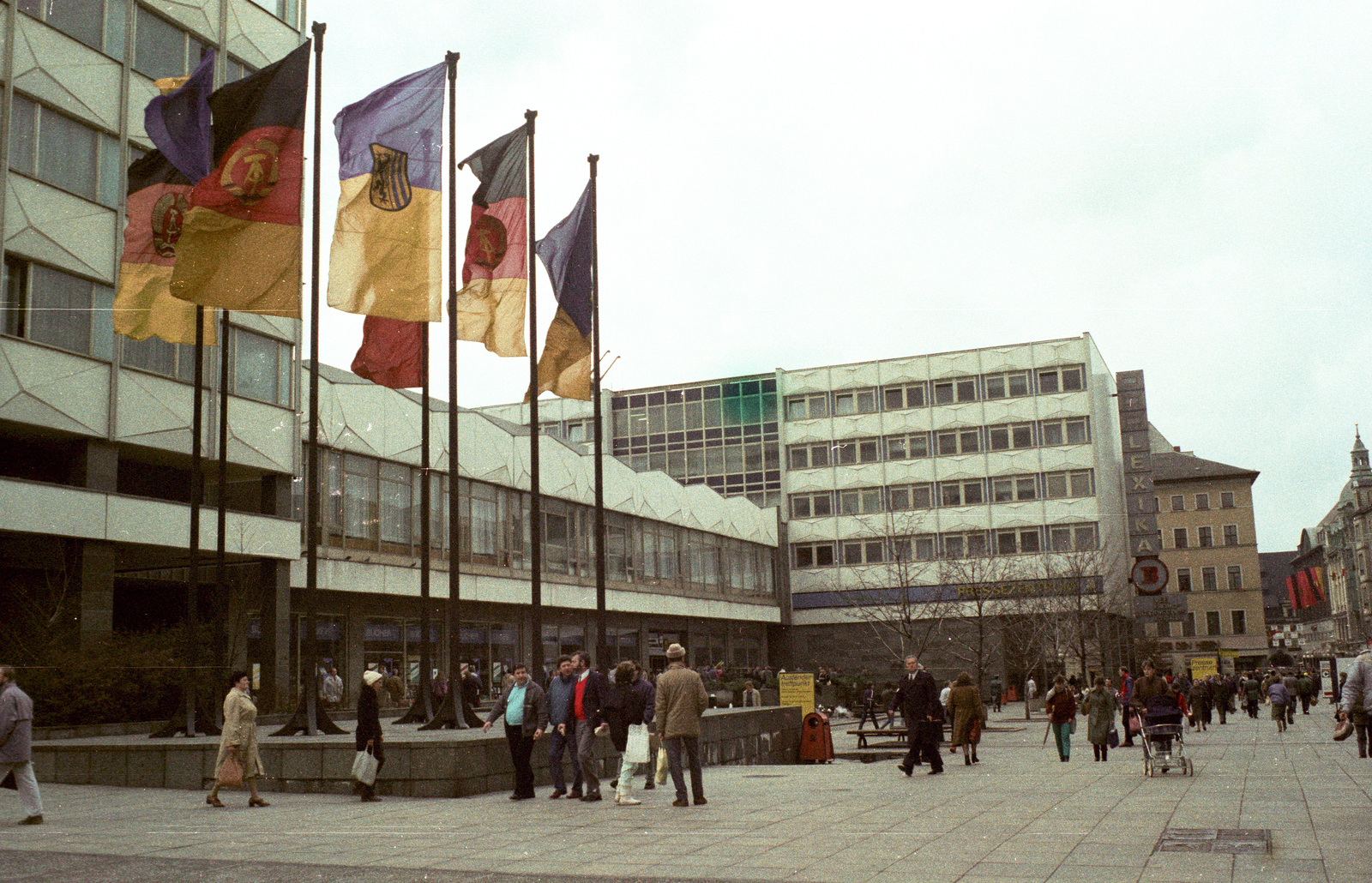 Németország, Lipcse, Grimmaische Strasse, Pressezentrum, a háttérben az Altes Rathaus teteje látszik.
, 1985, Jakab Antal, színes, NDK, Fortepan #202309