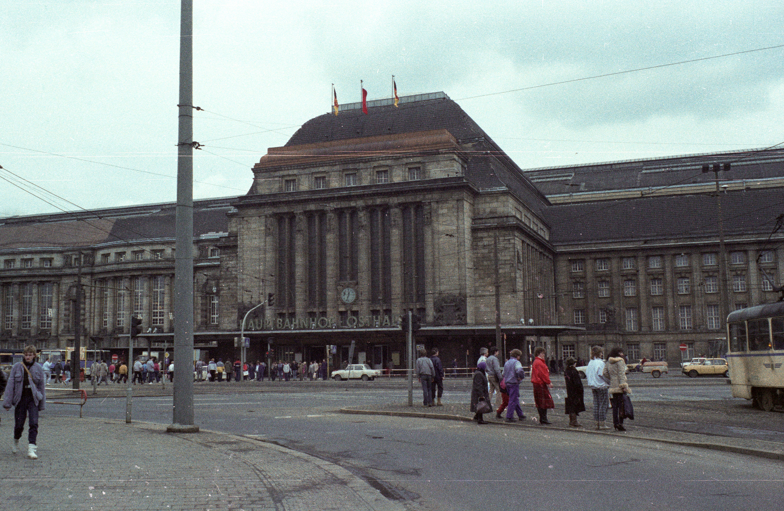 Németország, Lipcse, Willy-Brandt-Platz (Platz der Republik), szemben a Főpályaudvar., 1985, Jakab Antal, színes, NDK, pályaudvar, Fortepan #202317