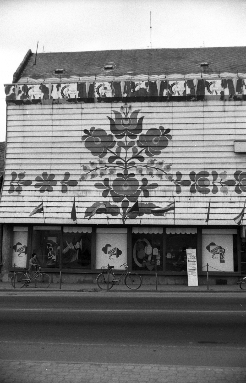 Magyarország, Mezőkövesd, Mátyás király út (Tanácsköztársaság utca), Matyóföld Áruház., 1985, Jakab Antal, dekoráció, Fortepan #202323