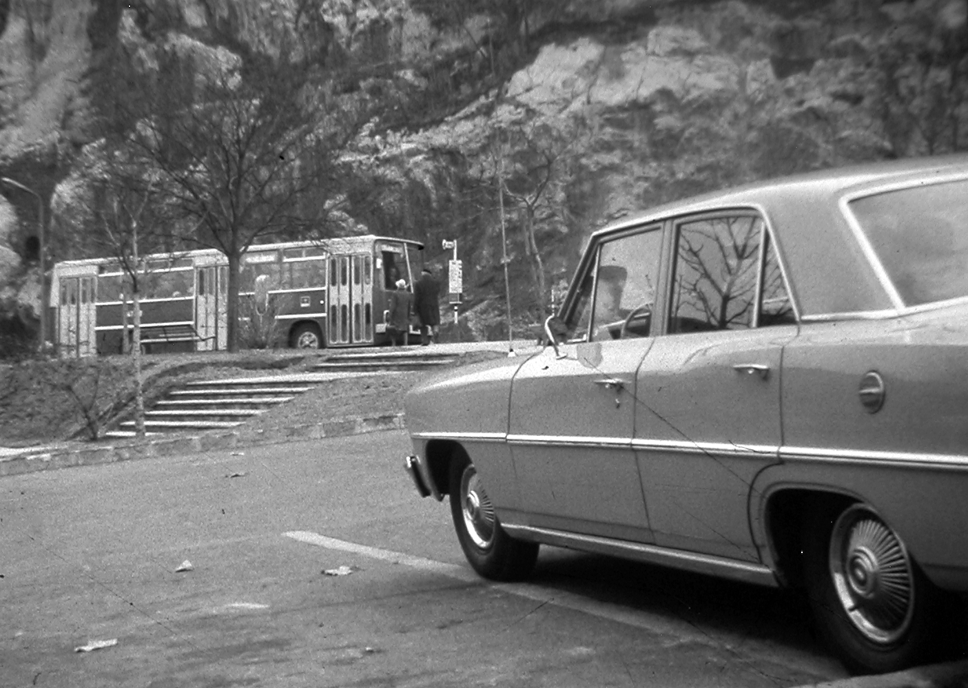 Magyarország, Budapest I., Szent Gellért rakpart, a Rudas Gyógyfürdő parkolója., 1979, Fortepan, autóbusz, magyar gyártmány, Ikarus-márka, buszmegálló, Ikarus 260, Budapest, Fortepan #20235