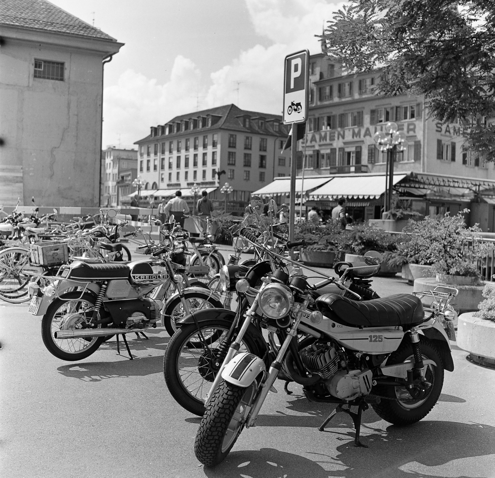 Switzerland, Zurich, parkoló a Limmatquai-n a Rathausbürcke és a Weinplatz felé nézve (később itt a Városházi Őrség toldaléképülete található)., 1970, Faragó László, Kreidler-brand, bicycle, motorcycle, Fortepan #202355
