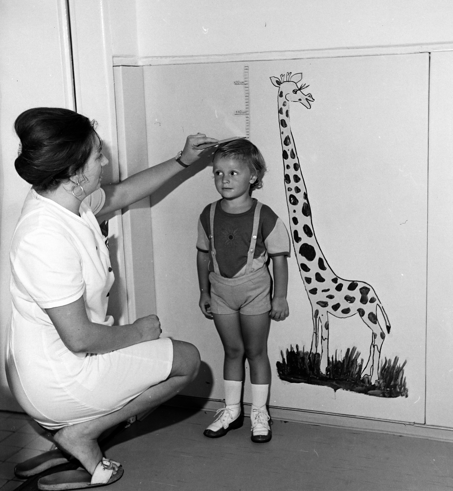 1970, Faragó László, suspenders, giraffe, slippers, Best of, Fortepan #202357