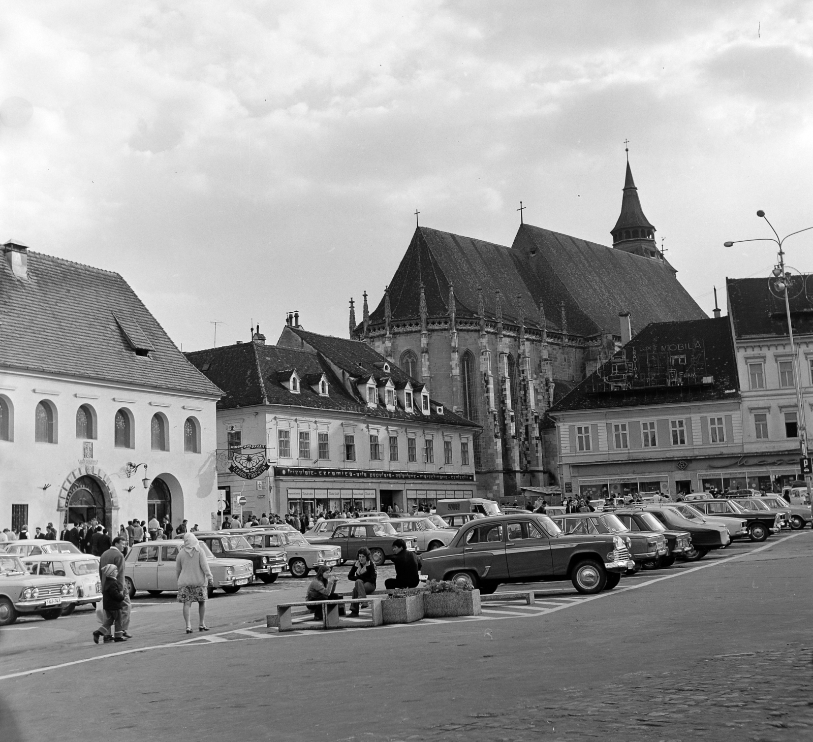 Románia,Erdély, Brassó, Fő tér (ekkor Piața 23 August, ma Tanács tér, Piața Sfatului), háttérben a Fekete templom., 1972, Faragó László, Fortepan #202368