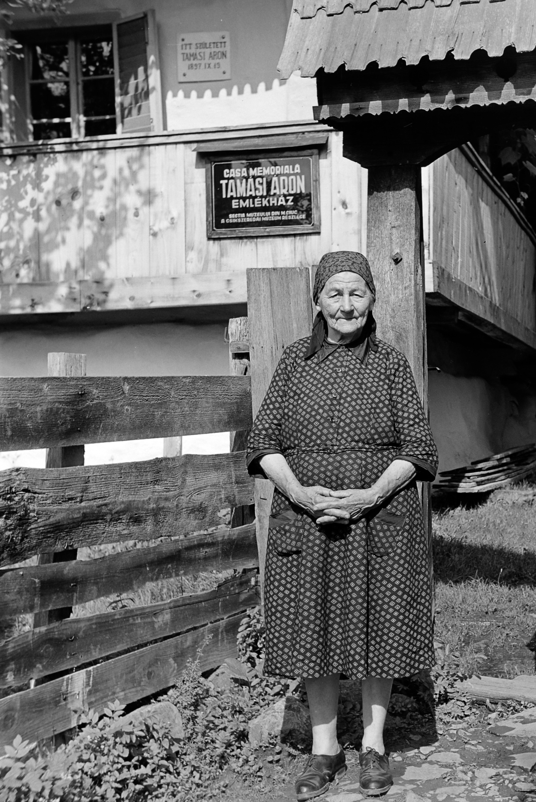 Románia,Erdély, Farkaslaka, Nagy u. 238., a Tamási Áron-emlékház előtt Tamási Áron húga, Tamási Anna., 1972, Faragó László, Fortepan #202370