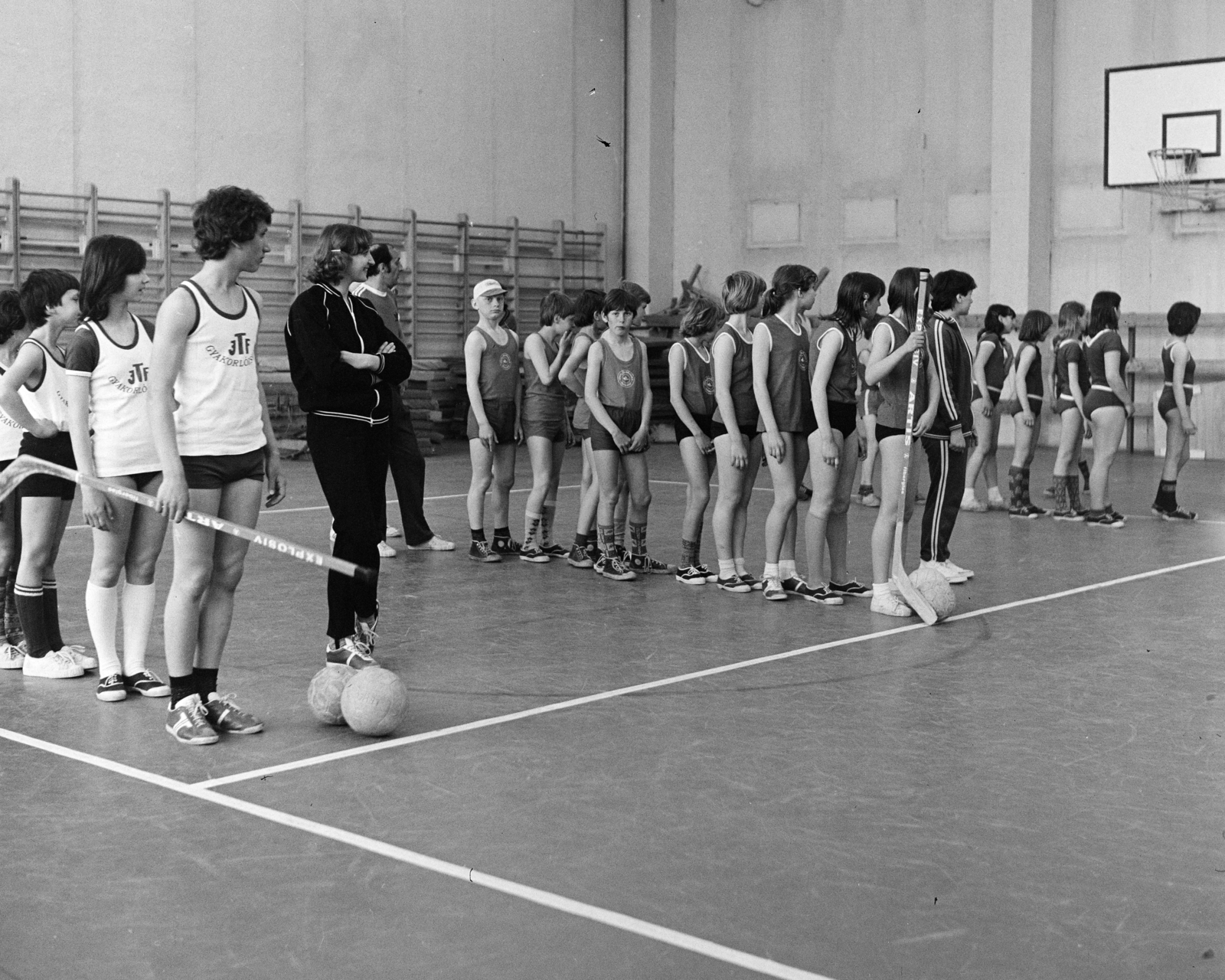 Hungary, Jászberény, Sportpálya utca 1., Tanítóképző Főiskola gyakorló általános iskolája (később Szent István Sport Általános Iskola és Gimnázium)., 1975, Faragó László, wall-bars, gym, hockey stick, Fortepan #202375