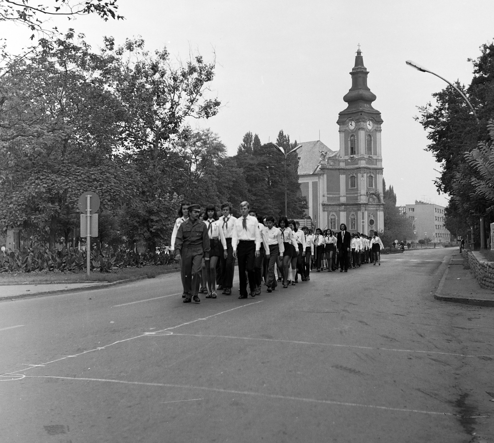 Magyarország, Jászberény, Lehel vezér tér, Nagyboldogasszony-templom., 1975, Faragó László, felvonulás, úttörő, Fortepan #202380