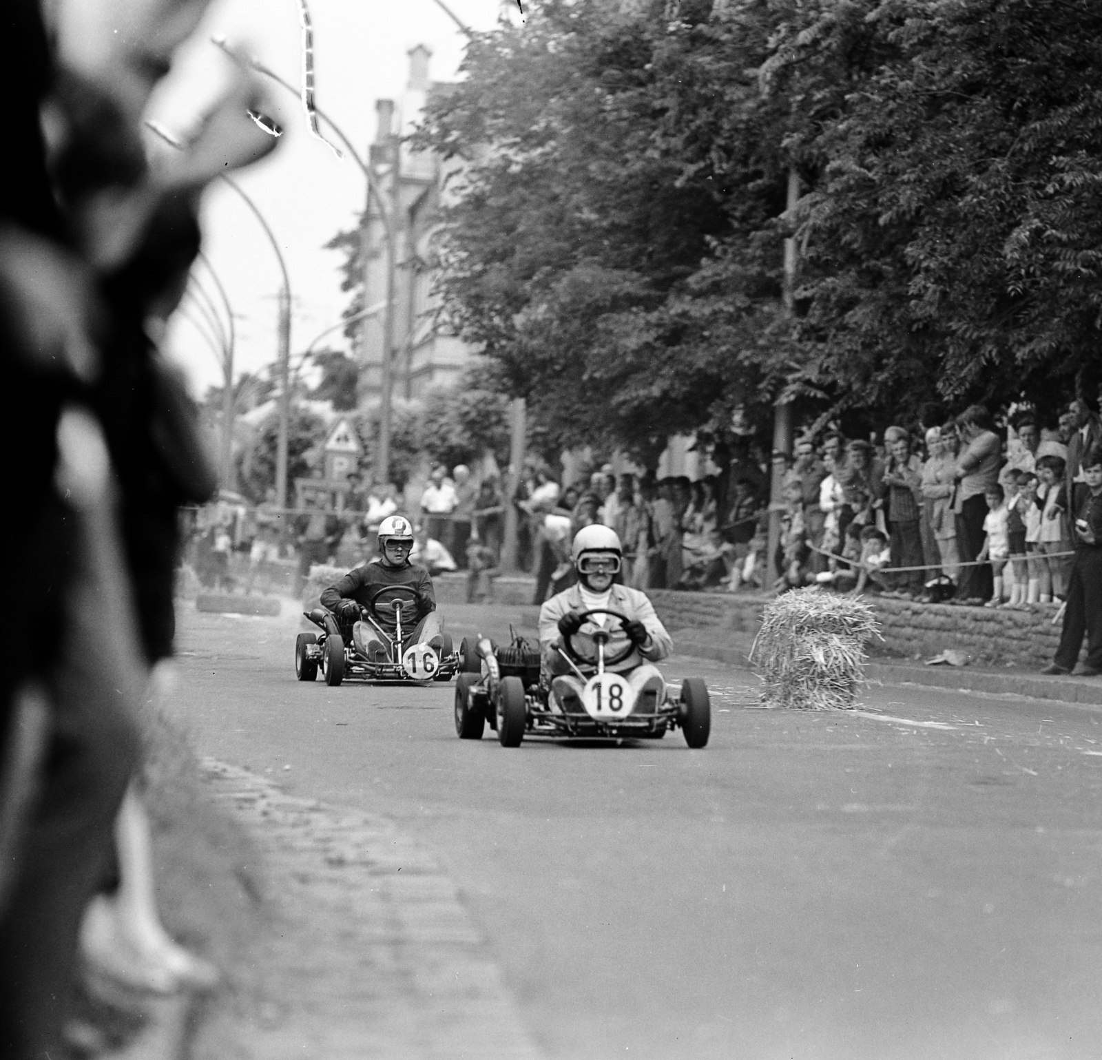 Hungary, Jászberény, Jászberény, Lehel vezér tér, gokartverseny. Háttérben jobbra a Gyetvai János Általános Iskola (később Nagyboldogasszony Kéttannyelvű Katolikus Általános Iskola)., 1978, Faragó László, Fortepan #202397