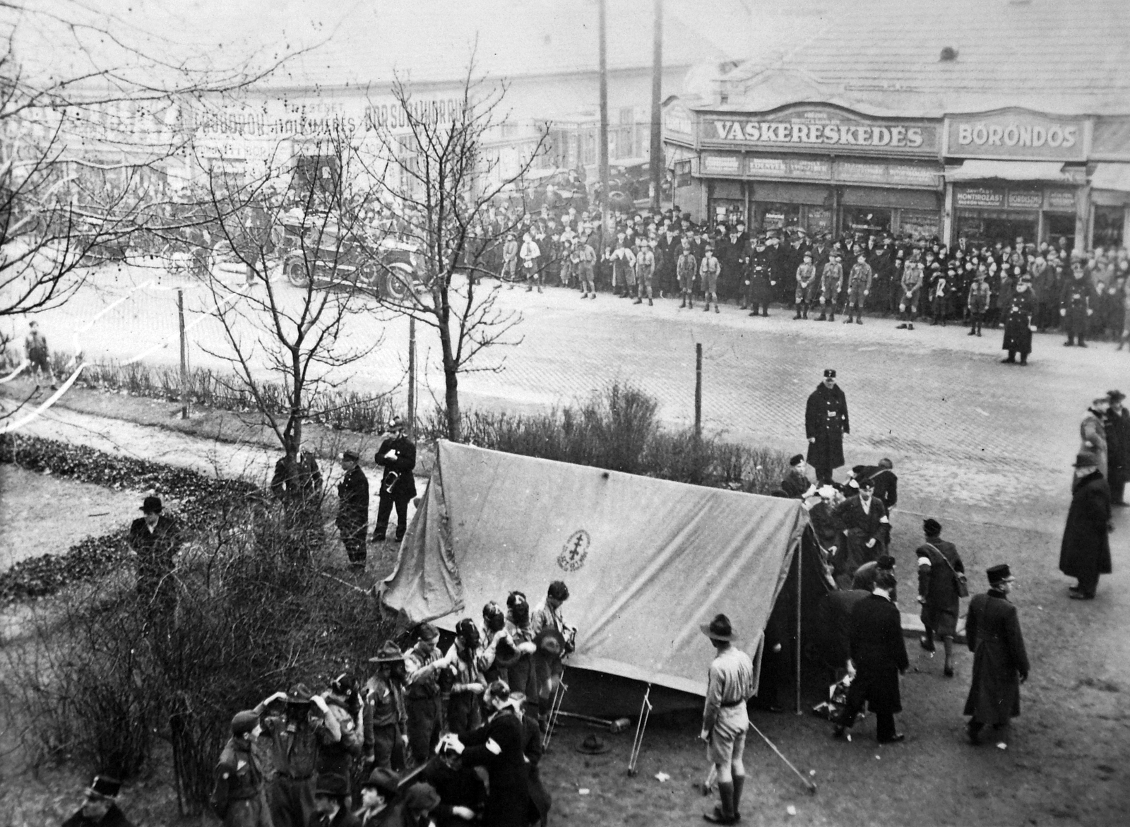 Hungary, Budapest XX., Kossuth tér, légoltalmi gyakorlat. Szemben a Városház (Herrich Károly) utca torkolata., 1938, Fortepan, tent, suitcase, scouting, Budapest, ironmongery, Fortepan #20240