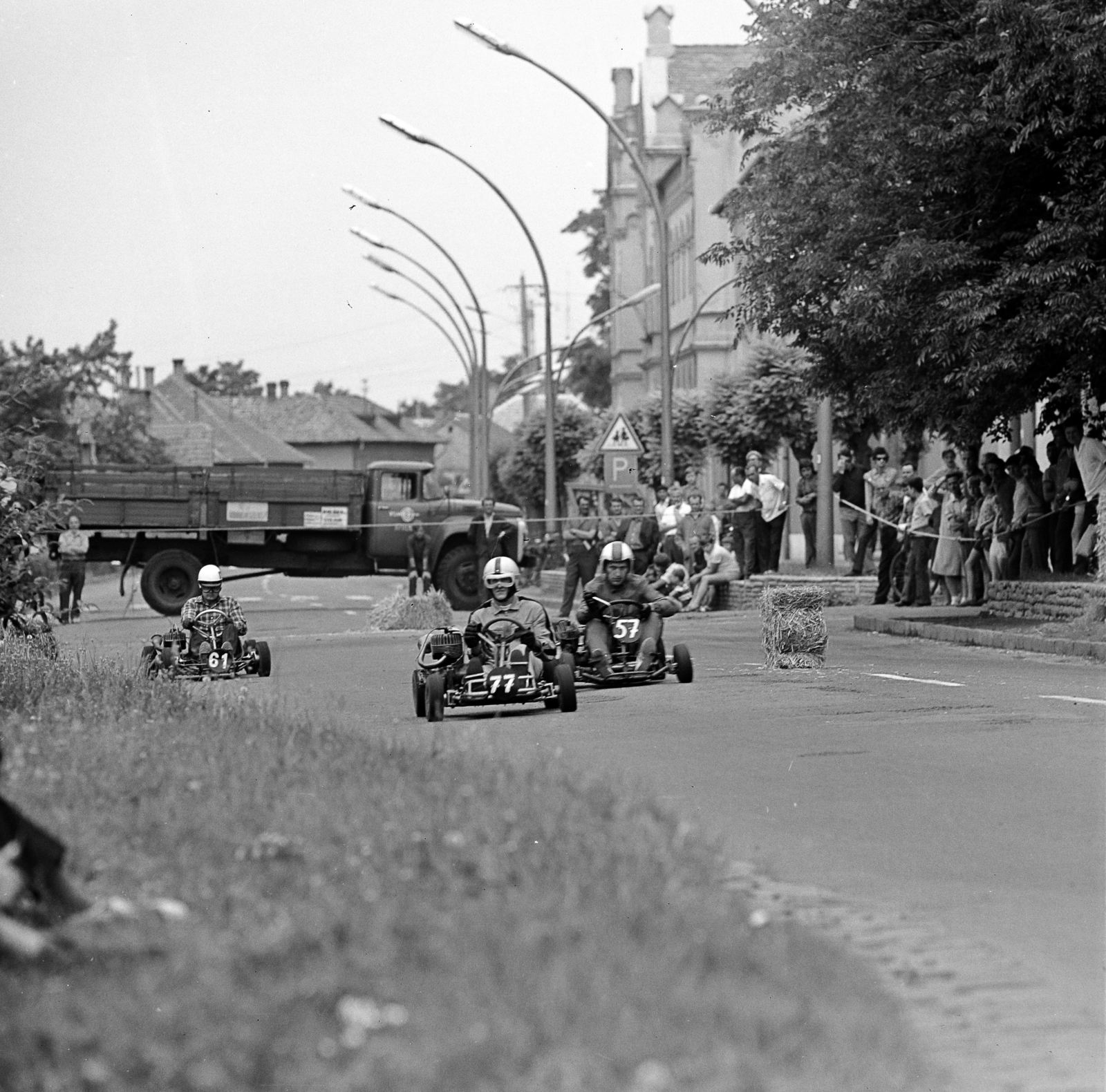 Hungary, Jászberény, Jászberény, Lehel vezér tér, gokartverseny. Háttérben jobbra a Gyetvai János Általános Iskola (később Nagyboldogasszony Kéttannyelvű Katolikus Általános Iskola)., 1978, Faragó László, Fortepan #202400