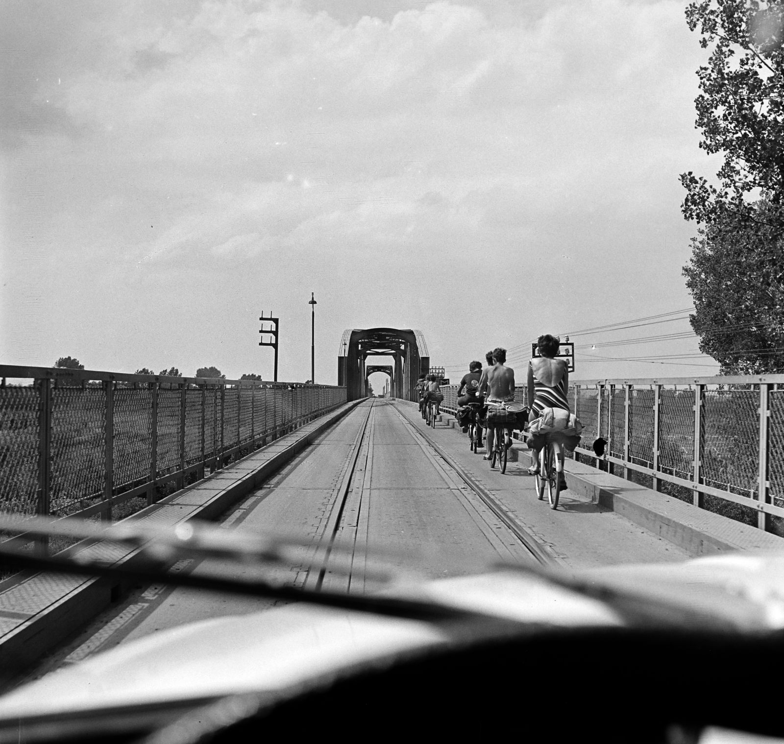 Hungary, Kisköre, a közúti-vasúti Tisza-híd., 1978, Faragó László, bicycle, photo aspect ratio: square, striped dress, Fortepan #202402