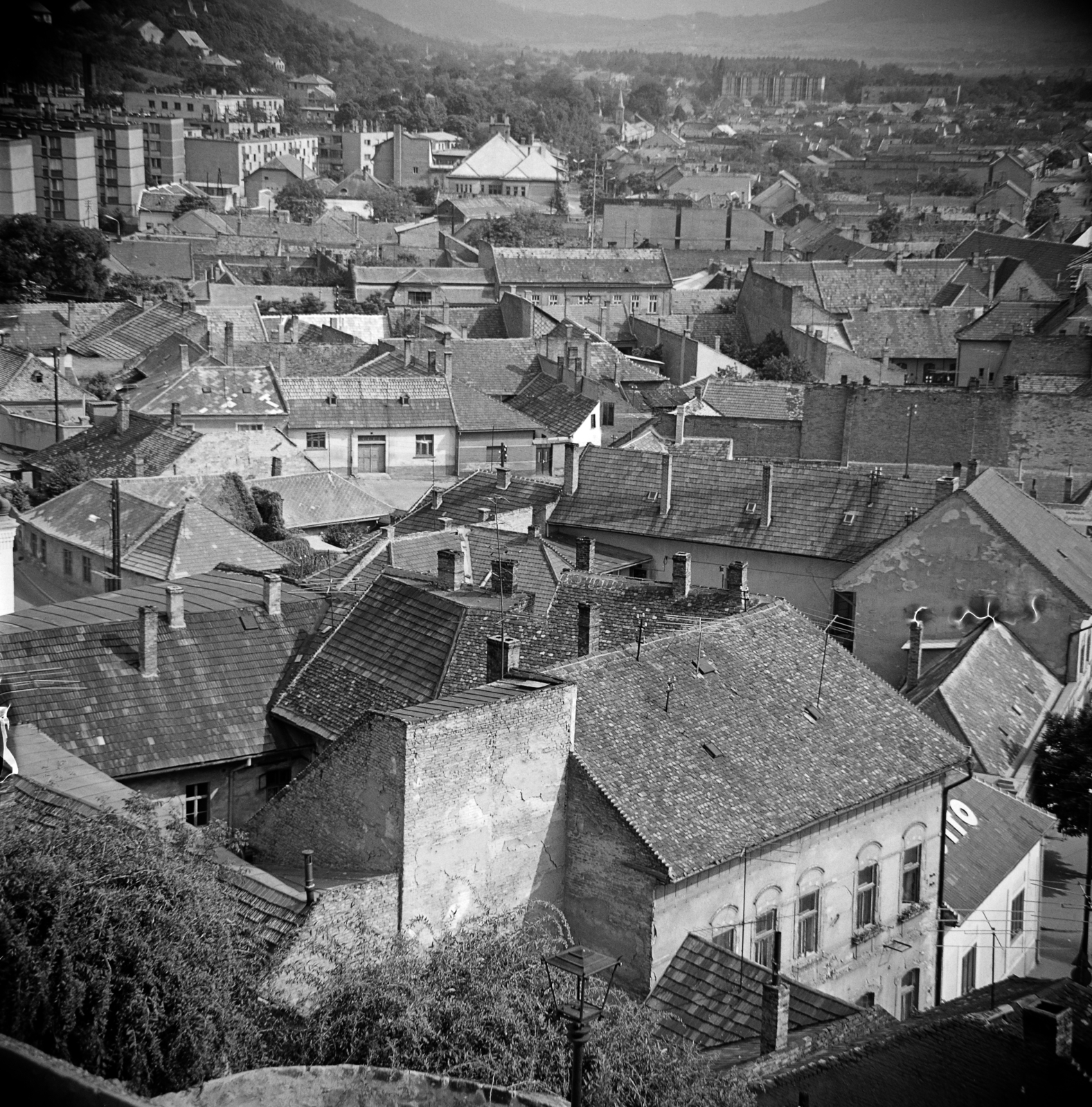 Hungary, Esztergom, kilátás a Hegytető utca felől, középen felül a Petőfi Sándor Általános Iskola, jobbra alul a Bajcsy-Zsilinszky út., 1978, Faragó László, Fortepan #202403