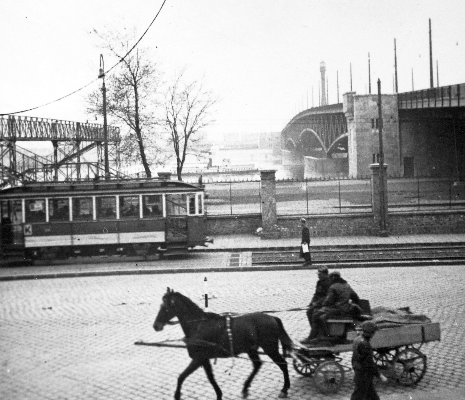 Magyarország, Budapest IX., Petőfi (Horthy Miklós) híd pesti hídfő., 1941, Fortepan, ló, lovaskocsi, életkép, villamos, lámpaoszlop, Budapest, Duna-híd, Álgyay Hubert Pál-terv, Fortepan #20241