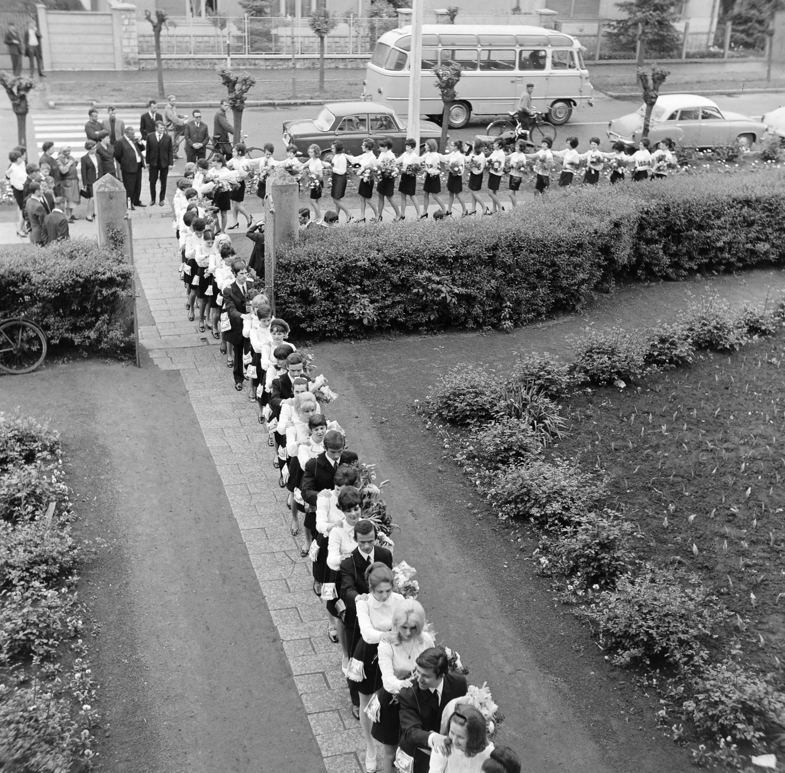 Hungary, Jászberény, Rákóczi út 53., a Tanítóképző Főiskola (később Eszterházy Károly Katolikus Egyetem) bejárata., 1970, Faragó László, graduation, Fortepan #202418