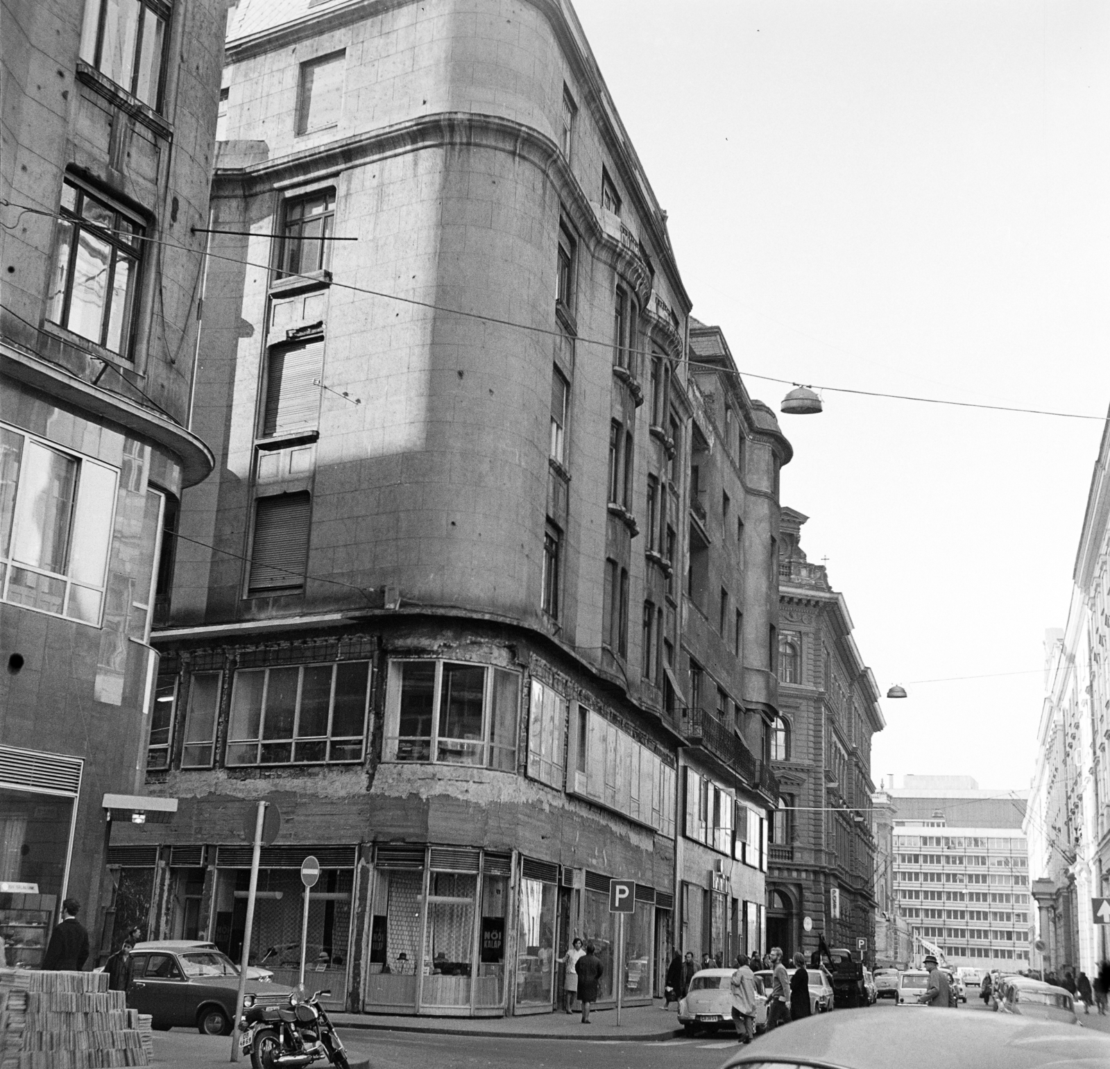 Hungary, Budapest V., Városház utca, balra a Pilvax köz, jobbra a Városháza, távolban a Szervita (Martinelli) téri irodaház., 1973, Faragó László, Budapest, Fortepan #202424