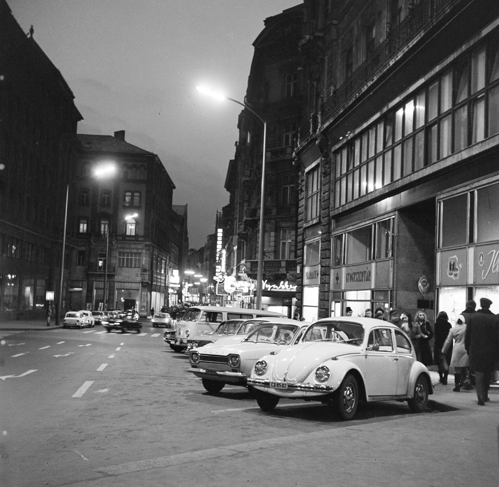 Hungary, Budapest V., Váci utca a Szabad sajtó út felől nézve, jobbra a Kígyó utca torkolata., 1973, Faragó László, Budapest, Fortepan #202427