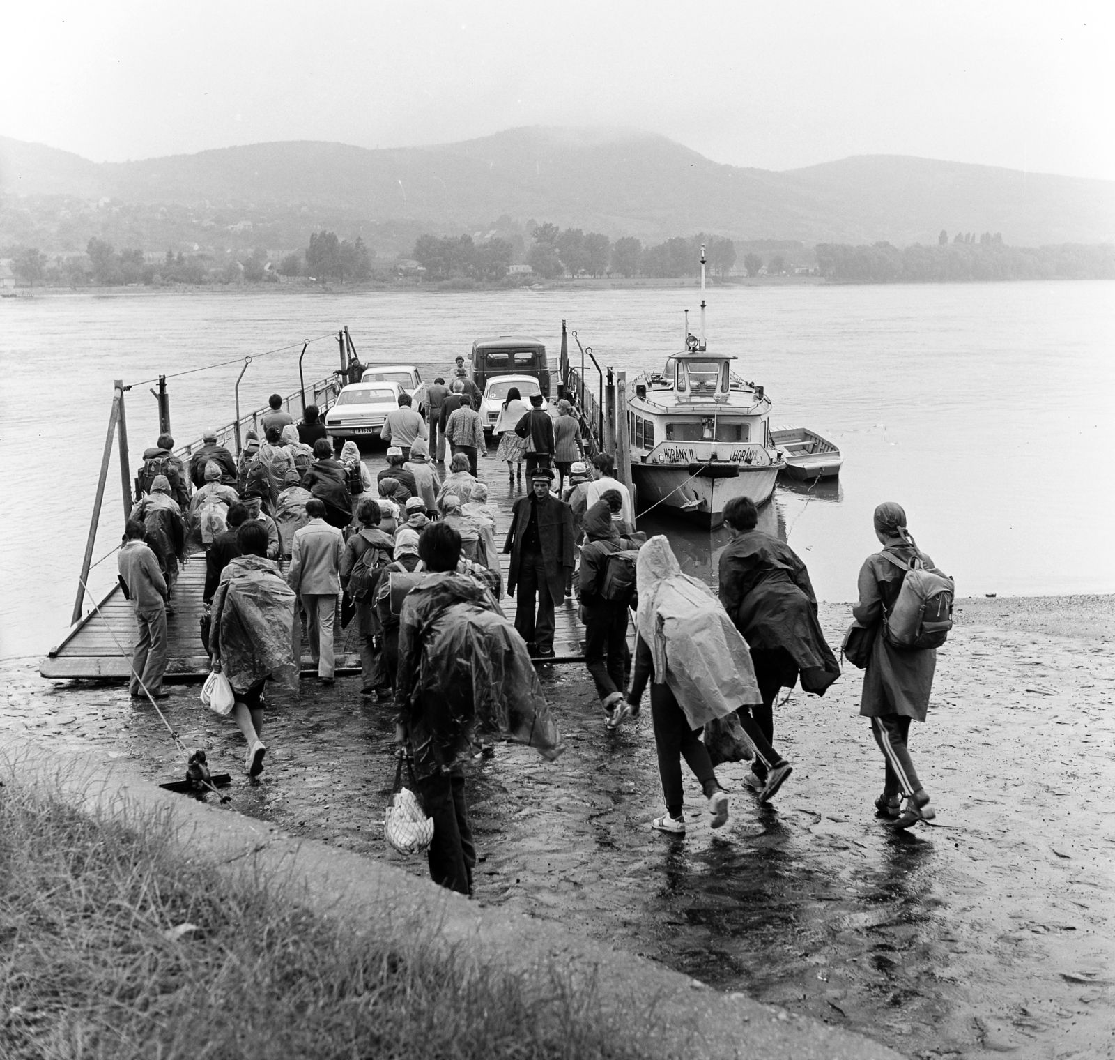 Hungary,Danube Bend, Visegrád, Duna-part, kompkikötő, szemben Nagymaros., 1975, Faragó László, backpack, rain, raincoat, ferry, back, Fortepan #202430