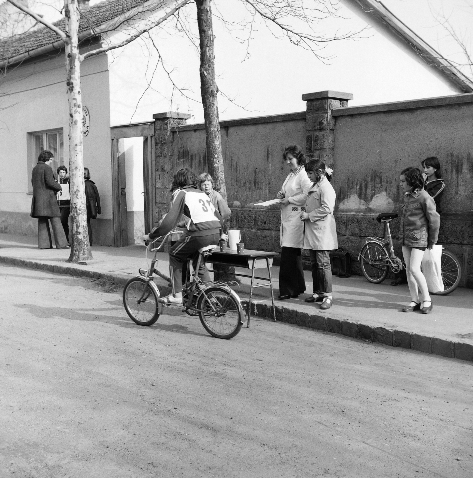 Hungary, Jászberény, Petőfi Sándor utca 3., Palotásy János Zeneiskola., 1977, Faragó László, bicycle, Fortepan #202457