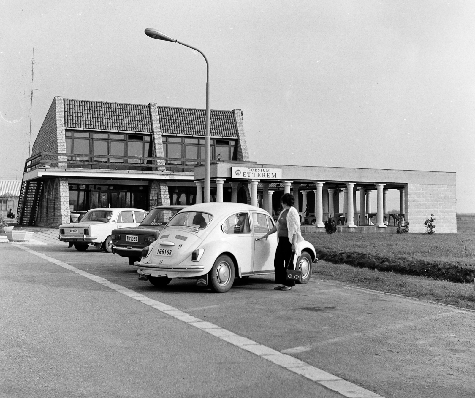 Magyarország, Szabadbattyán, a Gorsium étterem az M7-es autópálya mellett, a szabadbattyáni elágazásnál., 1976, Faragó László, Polski Fiat-márka, Volkswagen-márka, rendszám, Polski Fiat 125p, Volkswagen Bogár, Fortepan #202461