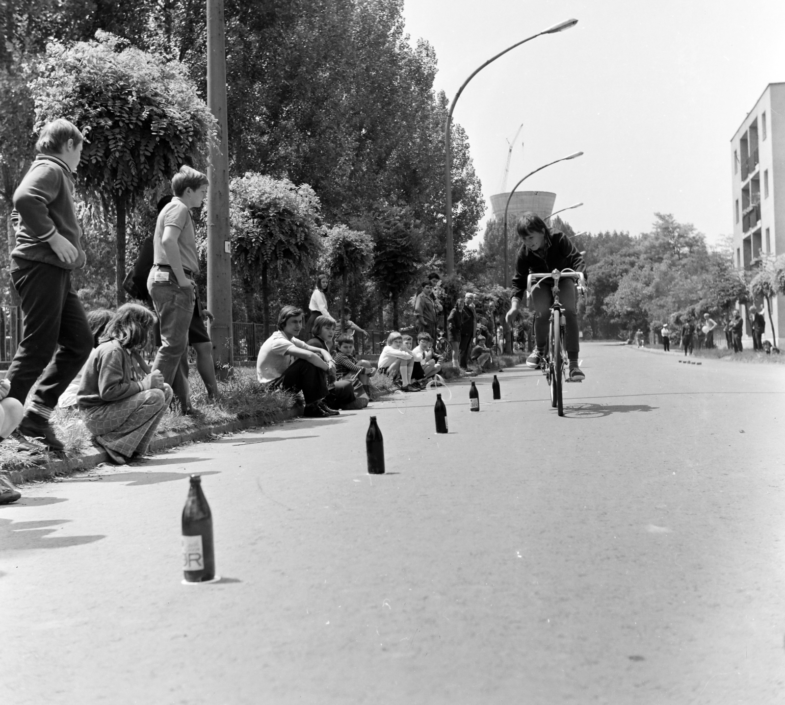 Hungary, Jászberény, Nádor utca a Hatvani út felé nézve, háttérben a víztorony., 1971, Faragó László, gaping, audience, toy, beer bottle, racing bicycle, Fortepan #202472