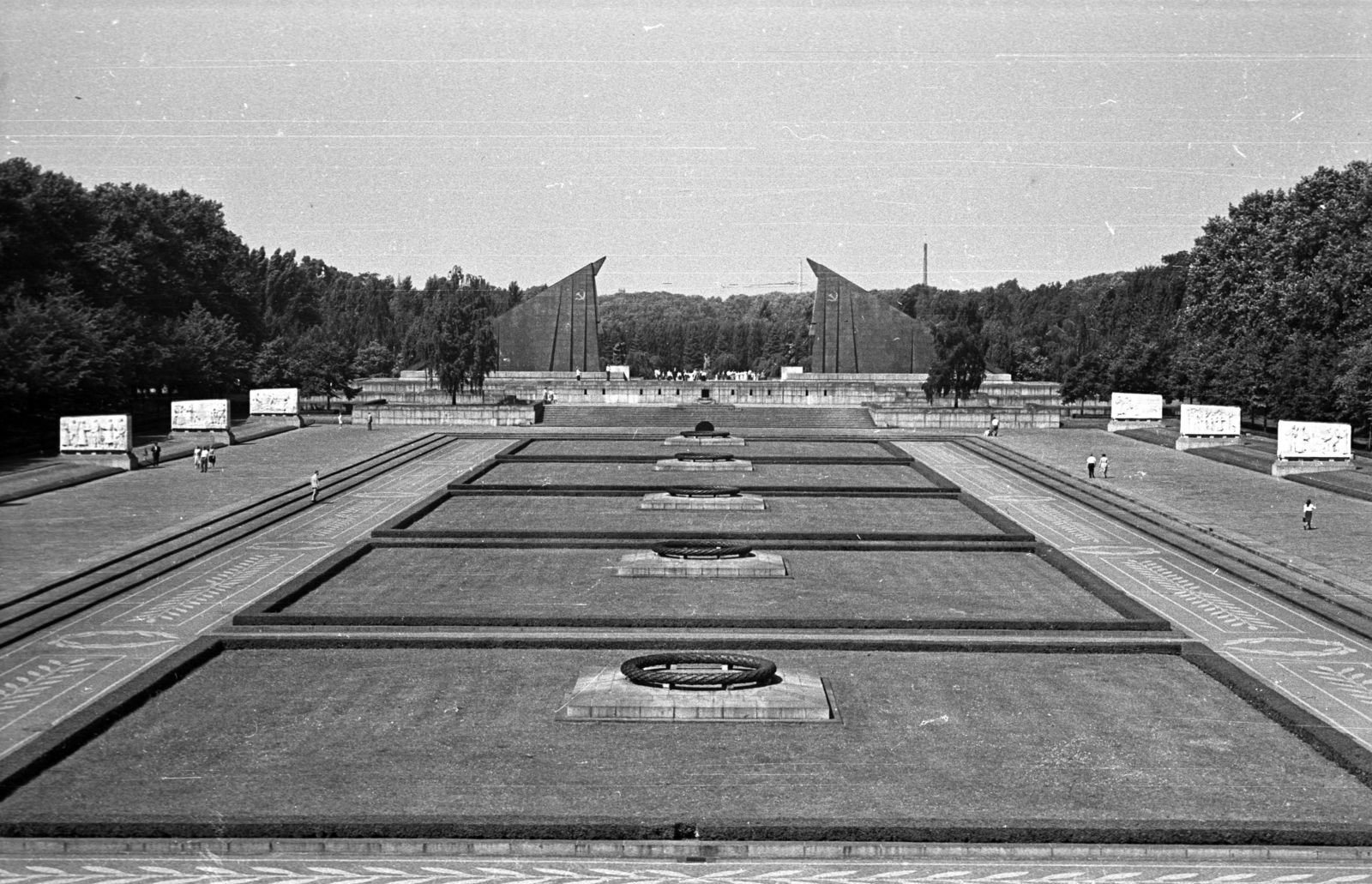 Németország, Berlin, Kelet-Berlin, Treptower Park, Szovjet Hősi Emlékmű., 1962, Faragó László, NDK, Kelet-Berlin, Fortepan #202477