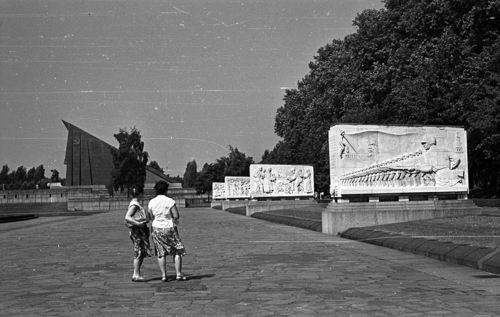 Németország, Berlin, Kelet-Berlin, Treptower Park, Szovjet Hősi Emlékmű., 1962, Faragó László, NDK, Kelet-Berlin, dombormű, Fortepan #202478
