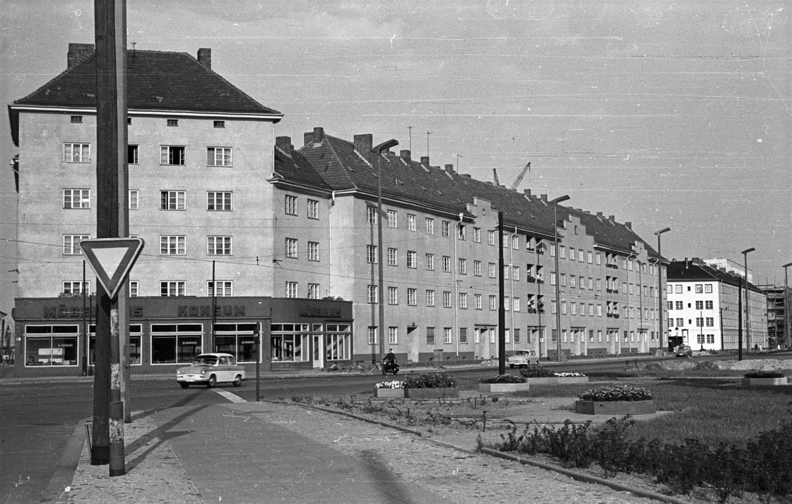 Németország, Berlin, Kelet-Berlin, a Karl-Marx-Alle páratlan oldala a Schillingstrasse és az Otto-Braun-Strasse között, a háttérben a felállványozott épület a Kino International., 1962, Faragó László, NDK, Kelet-Berlin, Fortepan #202480