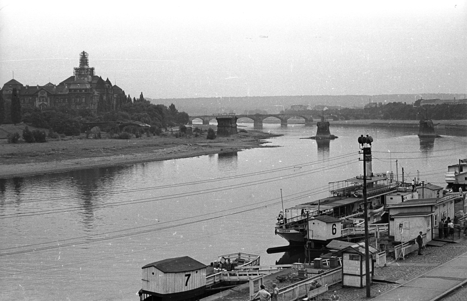 Germany, Dresden, a Terrassenufer a Brühlsche Terrasse-ról nézve. Szemben a lerombolt Carolabrücke pillérei, mögötte az Albertbrücke. A kép bal szélén a Sächsische Staatskanzlei tornyos épülete., 1962, Faragó László, GDR, Fortepan #202490