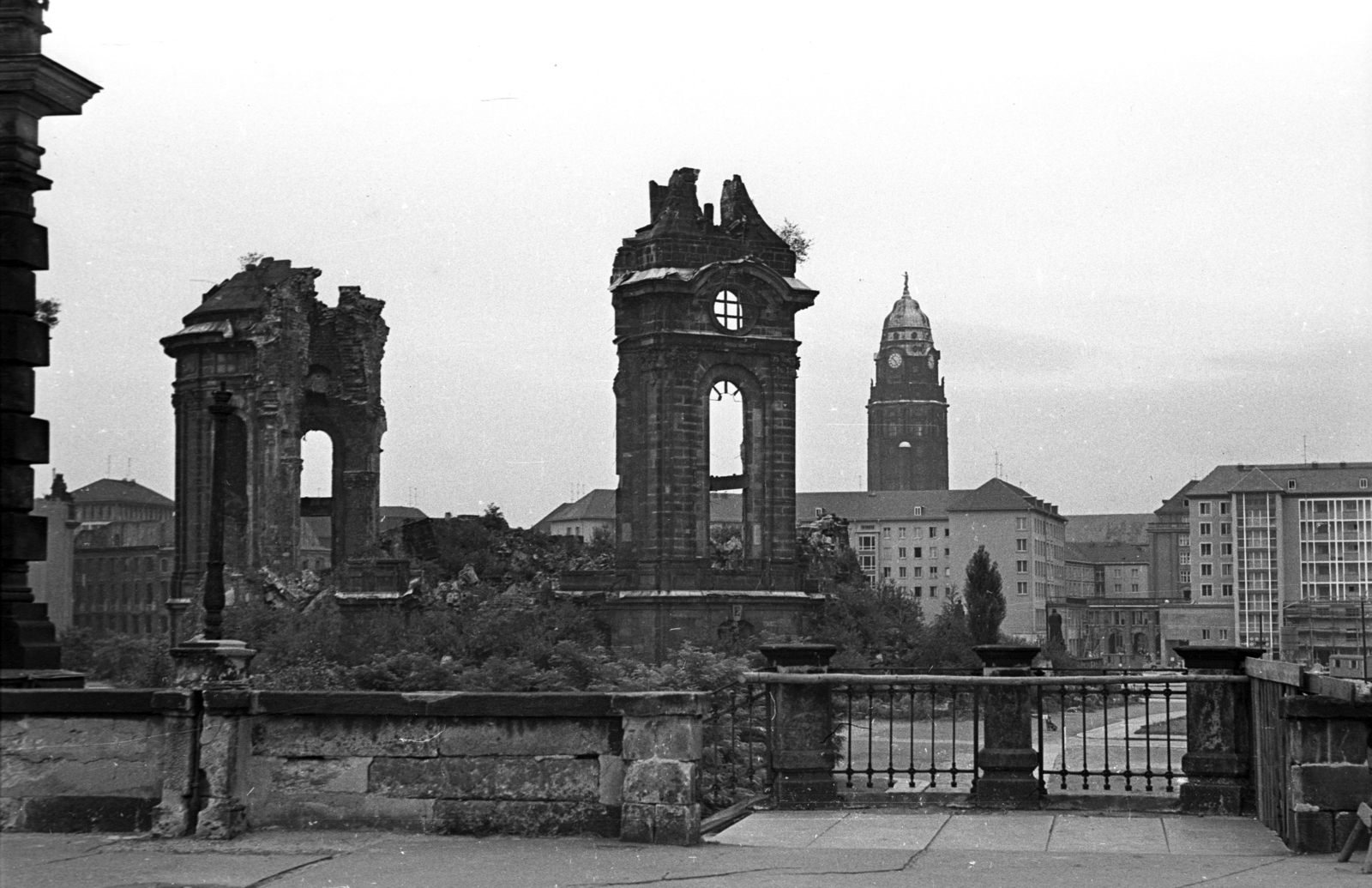 Germany, Dresden, Brühlsche Terrasse, bal szélen a Kunstakademie épületének sarka. Szemben a lerombolt Miasszonyunk-templom (Frauenkirche). Távolabb a Wilsdruffer Strasse (Ernst-Thälmann-Strasse) épületsora mögött a az Új Városháza (Neues Rathaus) tornya., 1962, Faragó László, GDR, Fortepan #202491