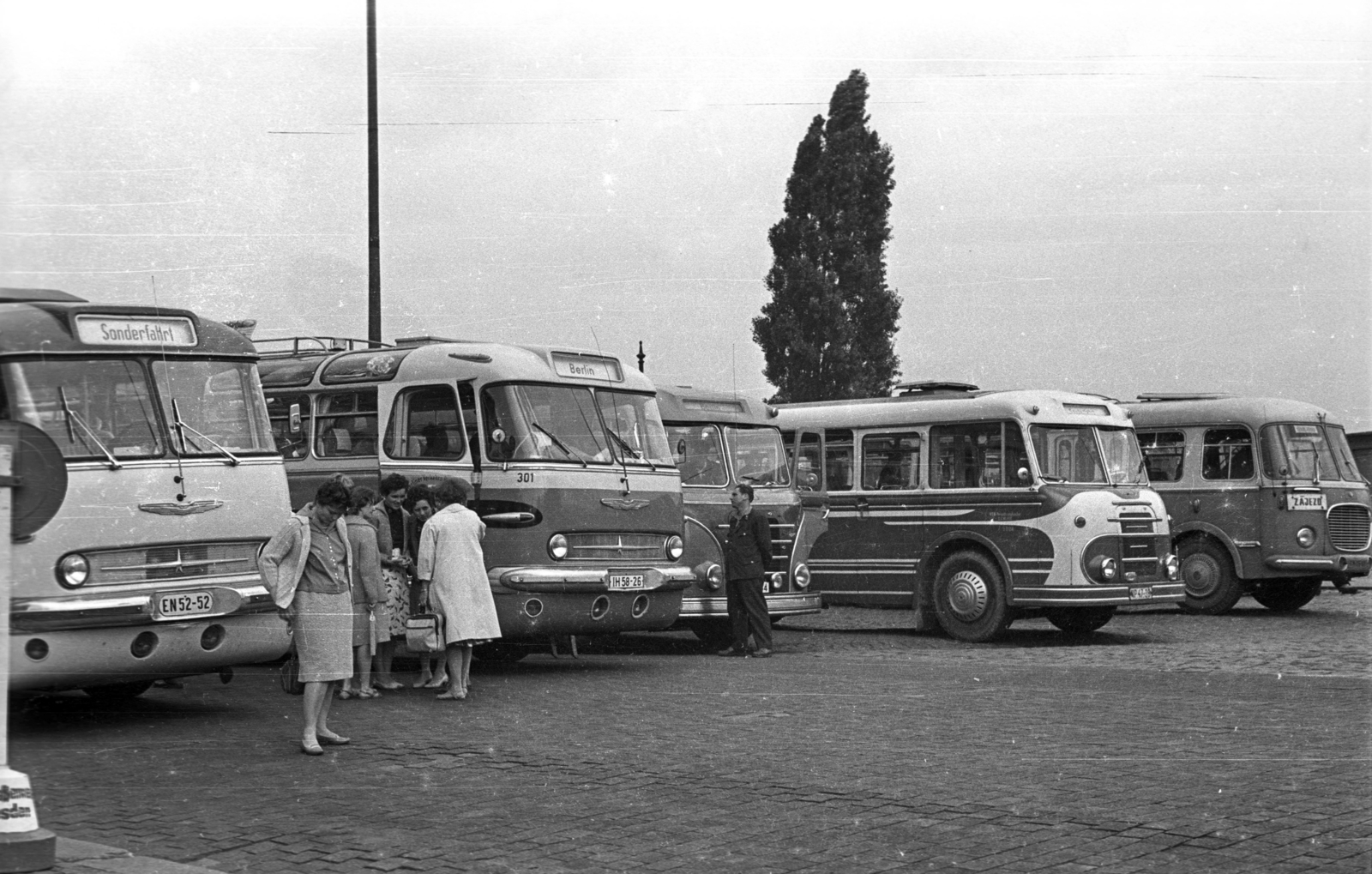 Germany, Dresden, Theaterplatz, turistabuszok parkolója., 1962, Faragó László, GDR, Fortepan #202493