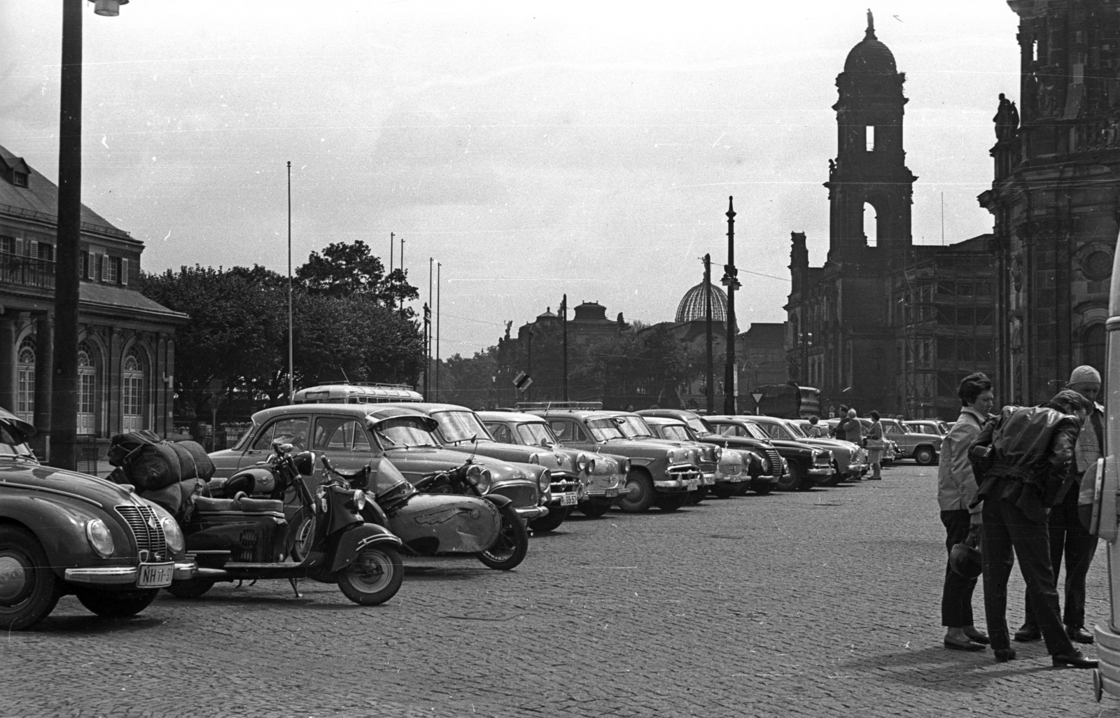 Germany, Dresden, Theaterplatz, balra az "Italienisches Dörfchen" nevü vendéglö, középen a Művészeti Akadémia (Kunstakademie) kupolamaradványa, jobbra a Sächsisches Ständehaus tornya látható., 1962, Faragó László, GDR, Fortepan #202494