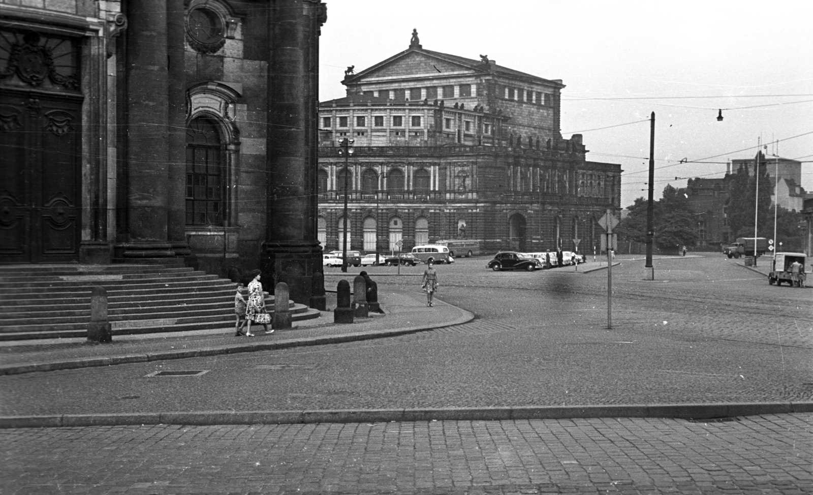 Germany, Dresden, balra elöl a Szentháromság Katolikus Főtemplom (Hofkirche) lépcsöi, középen a Theaterplatz és az Operaház (Semperoper), egészen, hátul jobbra a Sächsischer Landtag szögletes tornya., 1962, Faragó László, GDR, Fortepan #202501