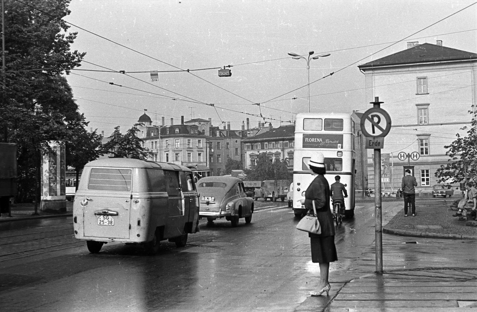 Németország, Lipcse, a mai Goerdelerring / Tröndlinring útkereszteződés (ekkor Friedrich-Engels-Platz) a Tröndlinring felől nézve. A kép közepén szemben a Ranstädter Steinweg házai, jobb szélen a Naturkundemuseum épülete., 1962, Faragó László, NDK, Fortepan #202516