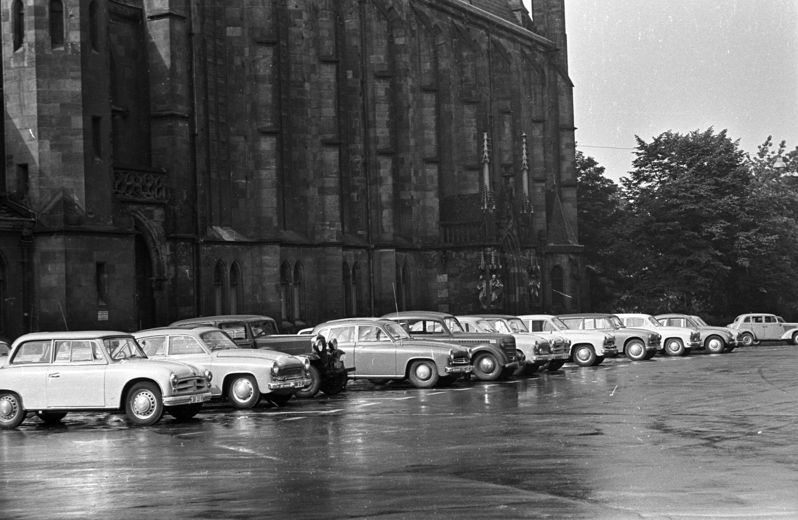 Germany, Leipzig, Thomaskirchhof, a kép bal szélén a Tamás-templom., 1962, Faragó László, GDR, car park, Fortepan #202517