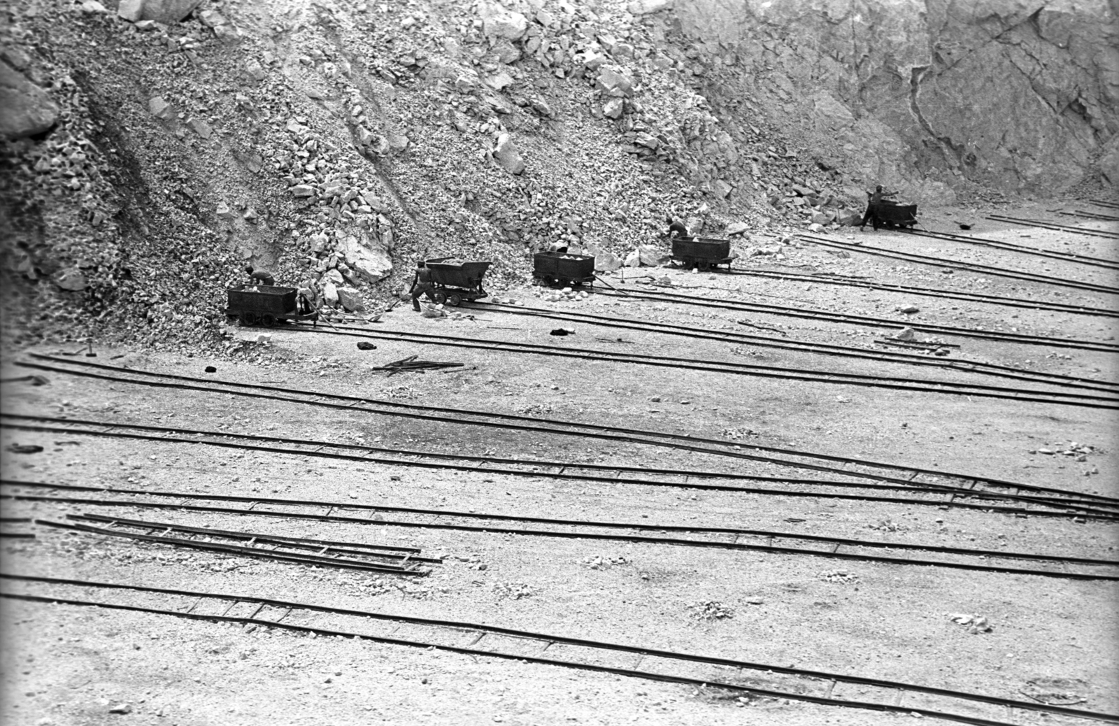 Hungary, Miskolc,Miskolctapolca, mészkőbánya., 1962, Faragó László, rails, railroad switch, stone mine, miner, Fortepan #202524