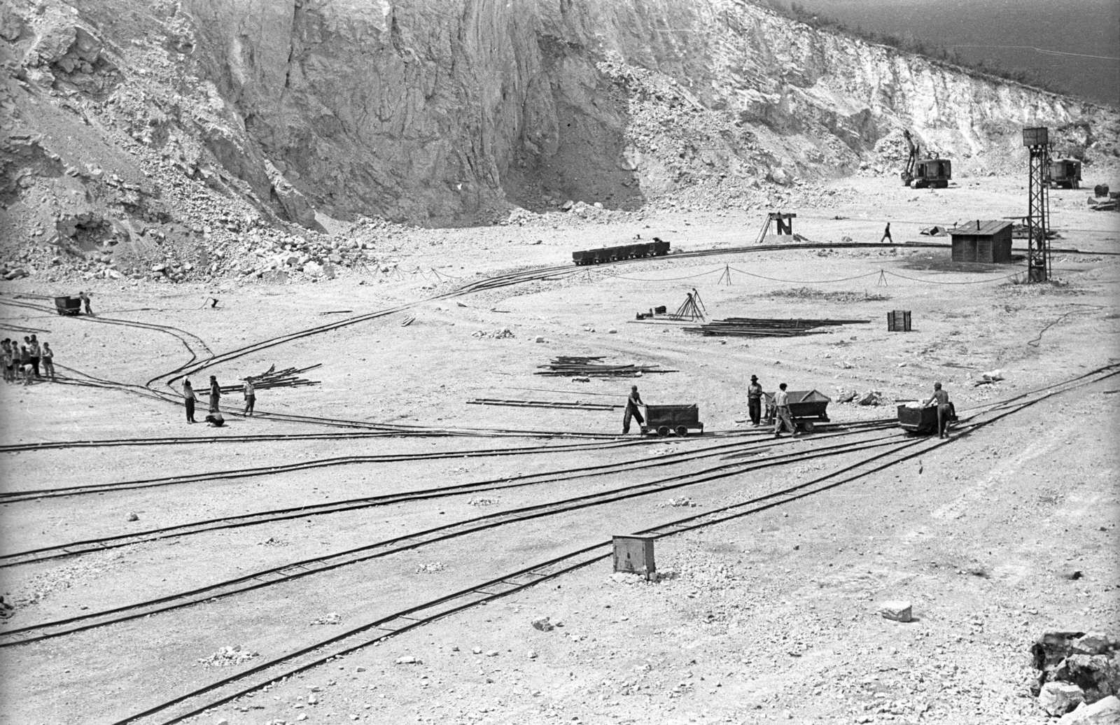 Hungary, Miskolc,Miskolctapolca, mészkőbánya., 1962, Faragó László, rails, railroad switch, stone mine, miner, Fortepan #202525