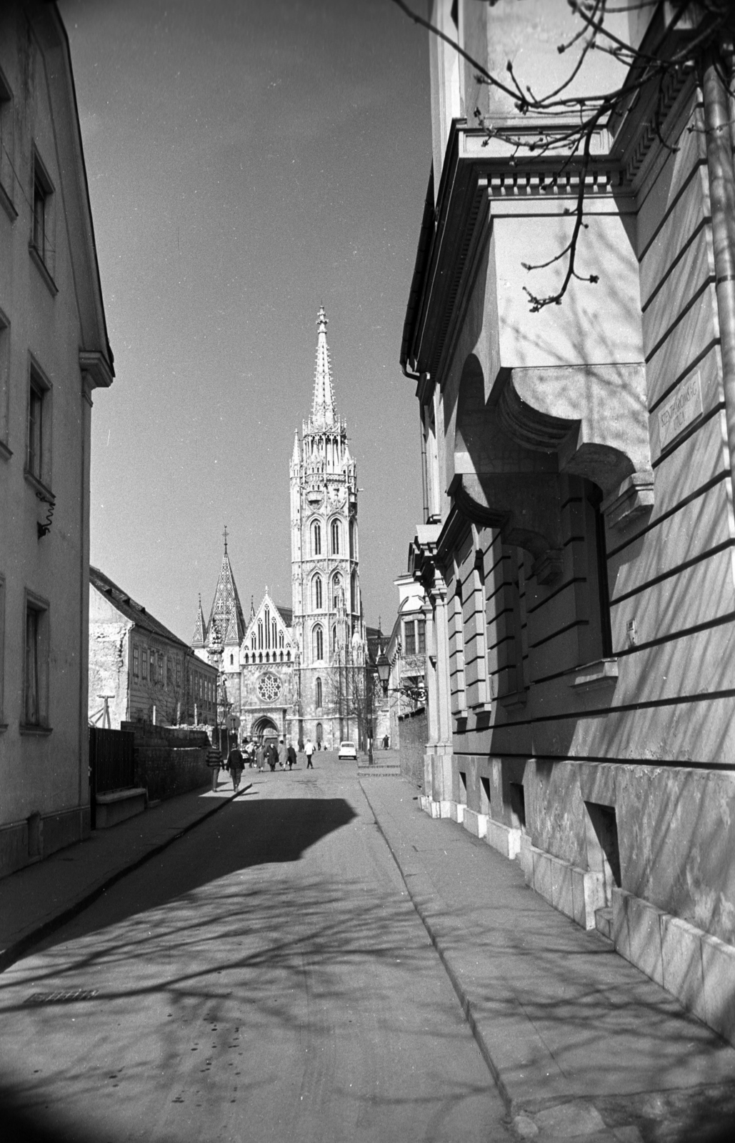 Magyarország, budai Vár, Budapest I., Szentháromság utca, szemben a Mátyás-templom., 1966, Faragó László, Budapest, Fortepan #202552