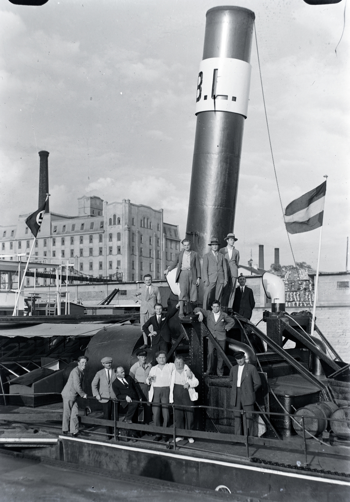 Hungary, Budapest XIII., Újpesti rakpart, balra a háttérben az Első Budapesti Gőzmalom Rt. gőzmalma (Újmalom-telep)., 1937, Jóna Dávid, Budapest, flag, tableau, swastica, Fortepan #202577