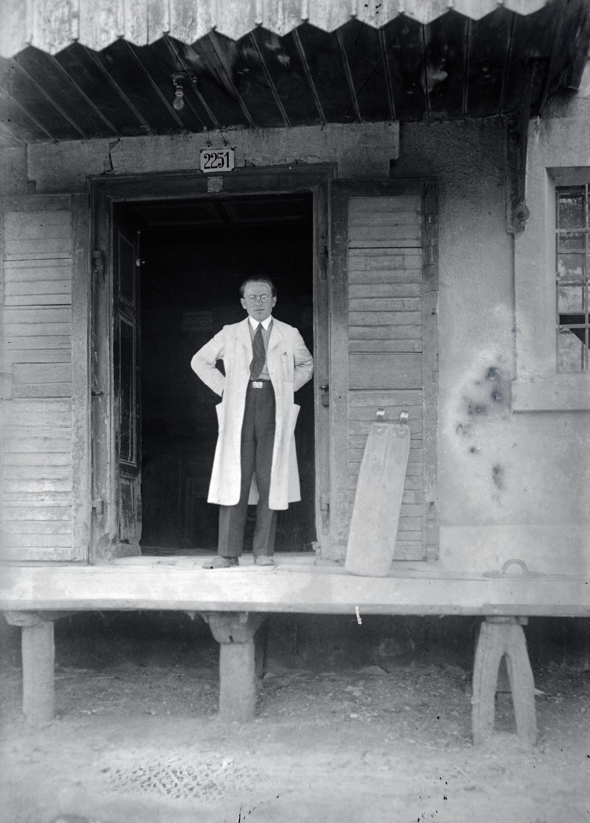 1934, Jóna Dávid, munkaköpeny, ajtóban állás, Fortepan #202585