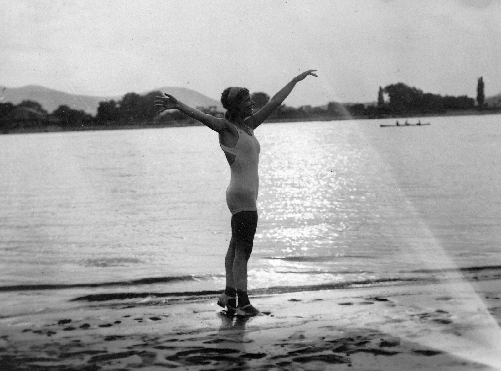 Hungary, Budapest IV.,Budapest III., Palotai-sziget, szemben a Római-part és a Csúcs-hegy., 1930, Fortepan, bathing suit, shore, posture, Budapest, spread out arms, Fortepan #20259