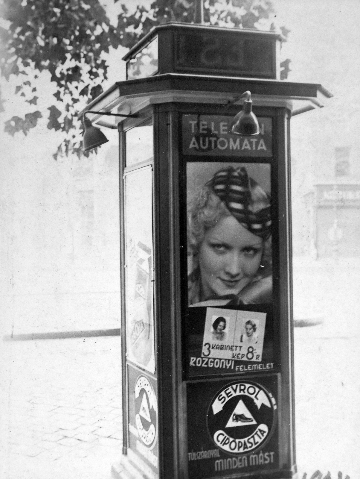 Hungary, Budapest V., Telefonfülke a Kálvin tér 5. előtt. A reklámon Goll Bea színésznő., 1943, Fortepan, ad, phone booth, Budapest, Fortepan #20260