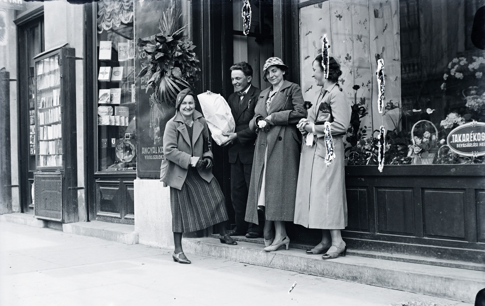 Hungary, Békéscsaba, a felvétel az Andrássy út 4. számú ház előtt készült., 1935, Jóna Dávid, Show window, florist, bouquet, Fortepan #202604