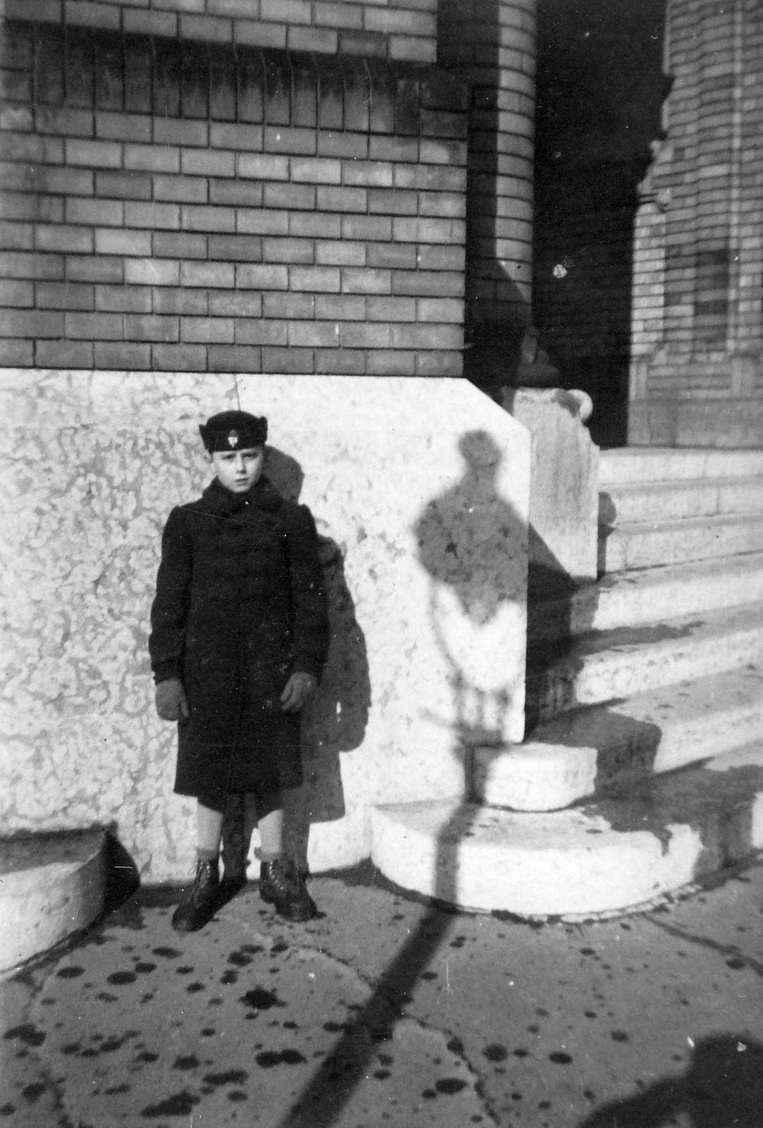 Hungary, Budapest X., Kőbánya, Szent László-templom bejárata., 1930, Fortepan, portrait, gate, stairs, boy, Budapest, shadow, Fortepan #20263