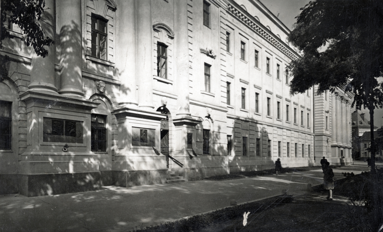 Magyarország, Debrecen, Kálvin tér 16, a Református Kollégium főhomlokzata. Balról Zwingli és Kálvin reliefje, Arany János relief, Kölcsey Ferenc relief, melyek Nagy Sándor János szobrászművész alkotásai., 1937, Jóna Dávid, Fortepan #202638