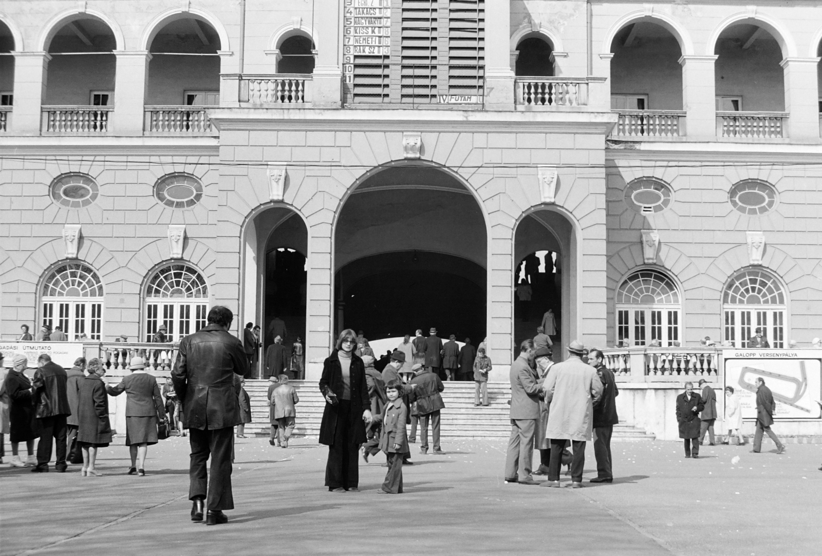 Hungary, Budapest X., Albertirsai út, Lóversenypálya (később Kincsem Park), az I. helyi tribün főbejárata., 1975, Rubinstein Sándor, horse race, Budapest, Fortepan #202650