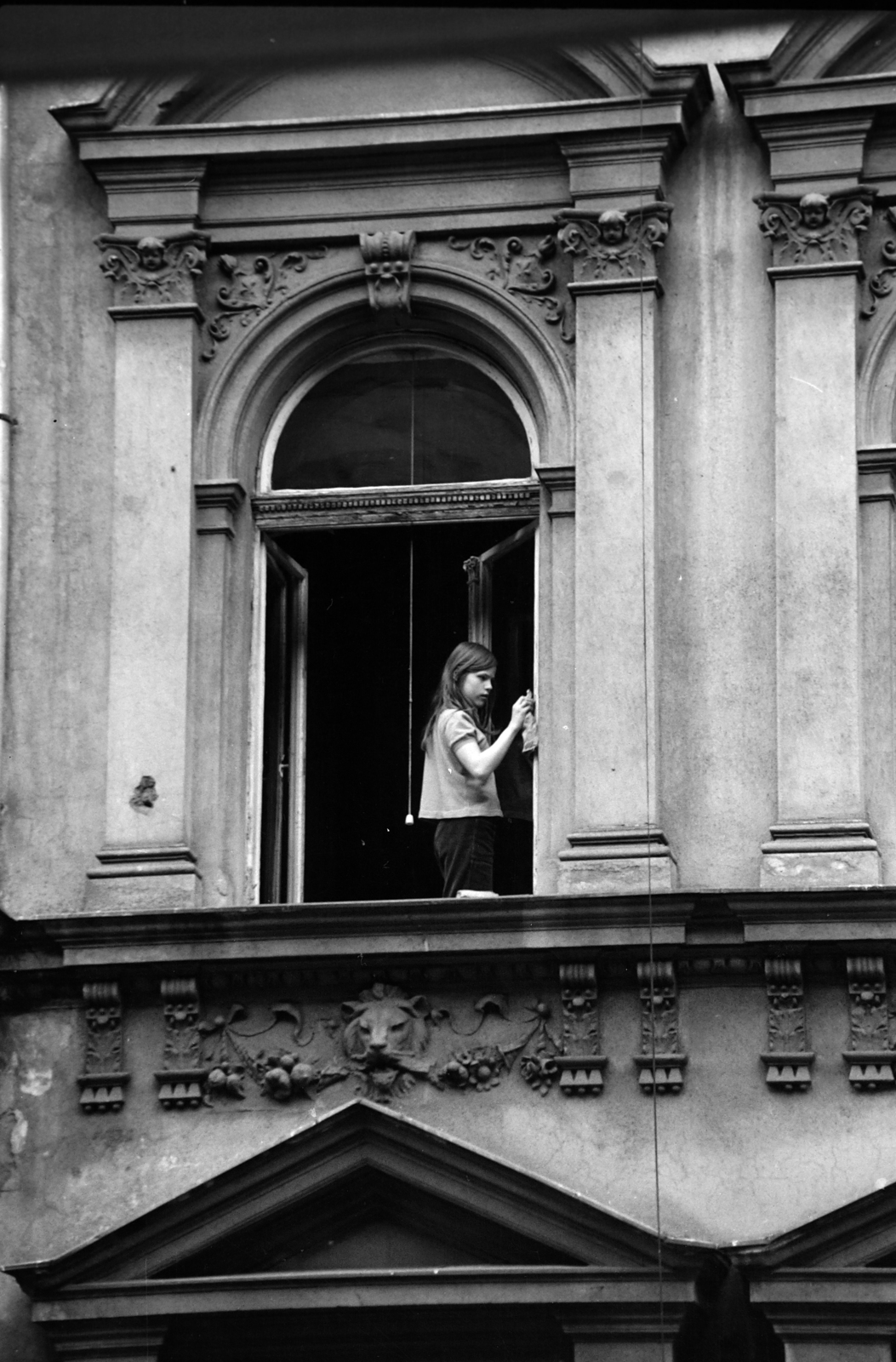 Hungary, Budapest VI., a Szondi utca 19. szám alatti ház Csengery utcai homlokzatának részlete a Csengery utca 76. számú házból nézve., 1975, Rubinstein Sándor, Budapest, window cleaning, Fortepan #202654