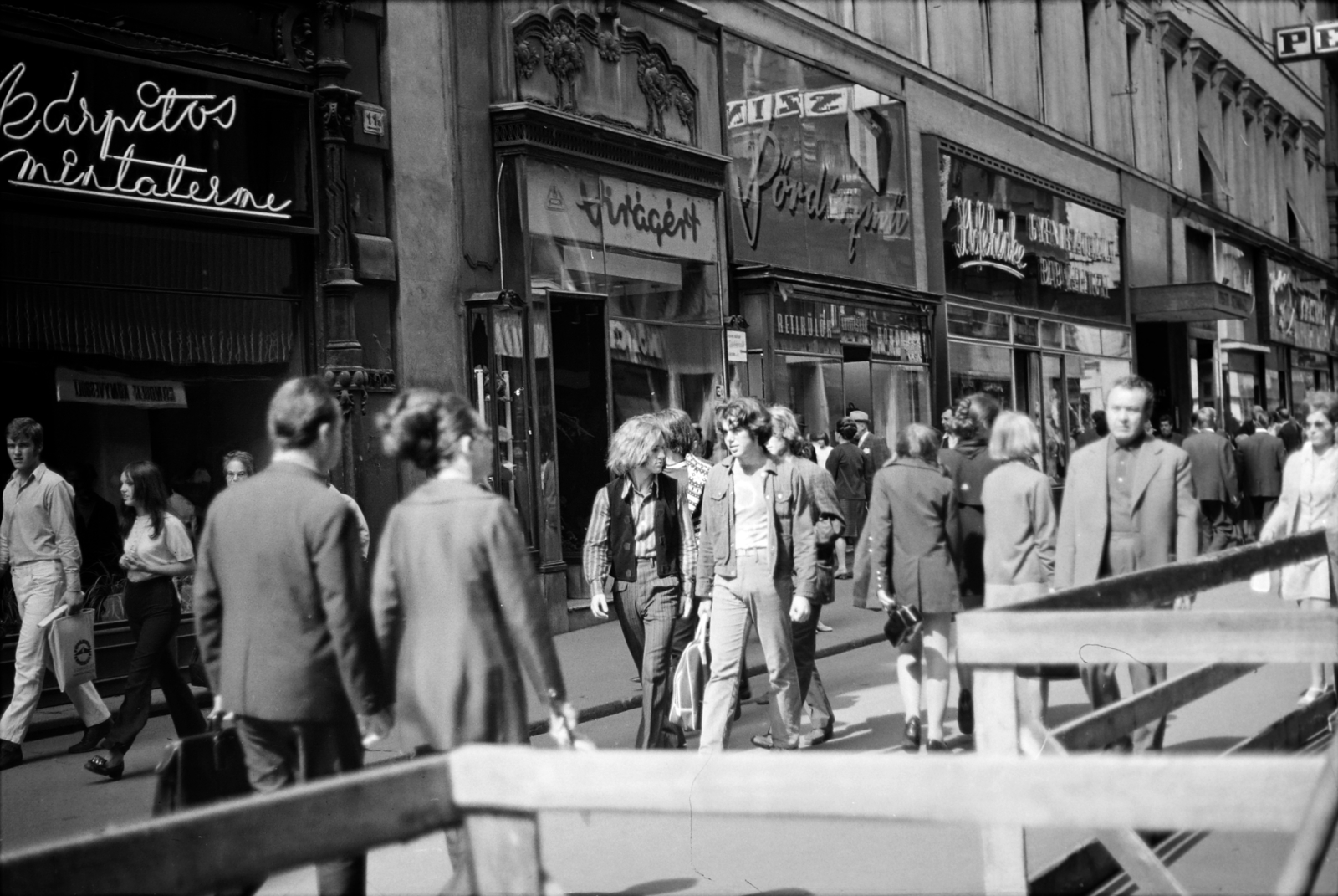 Hungary, Budapest V., Váci utca, középen Kiss Ernő és Papp Imre (Mityó) a Volán zenekar tagjai, balra a 11-es számú ház., 1970, Rubinstein Sándor, Budapest, Fortepan #202668
