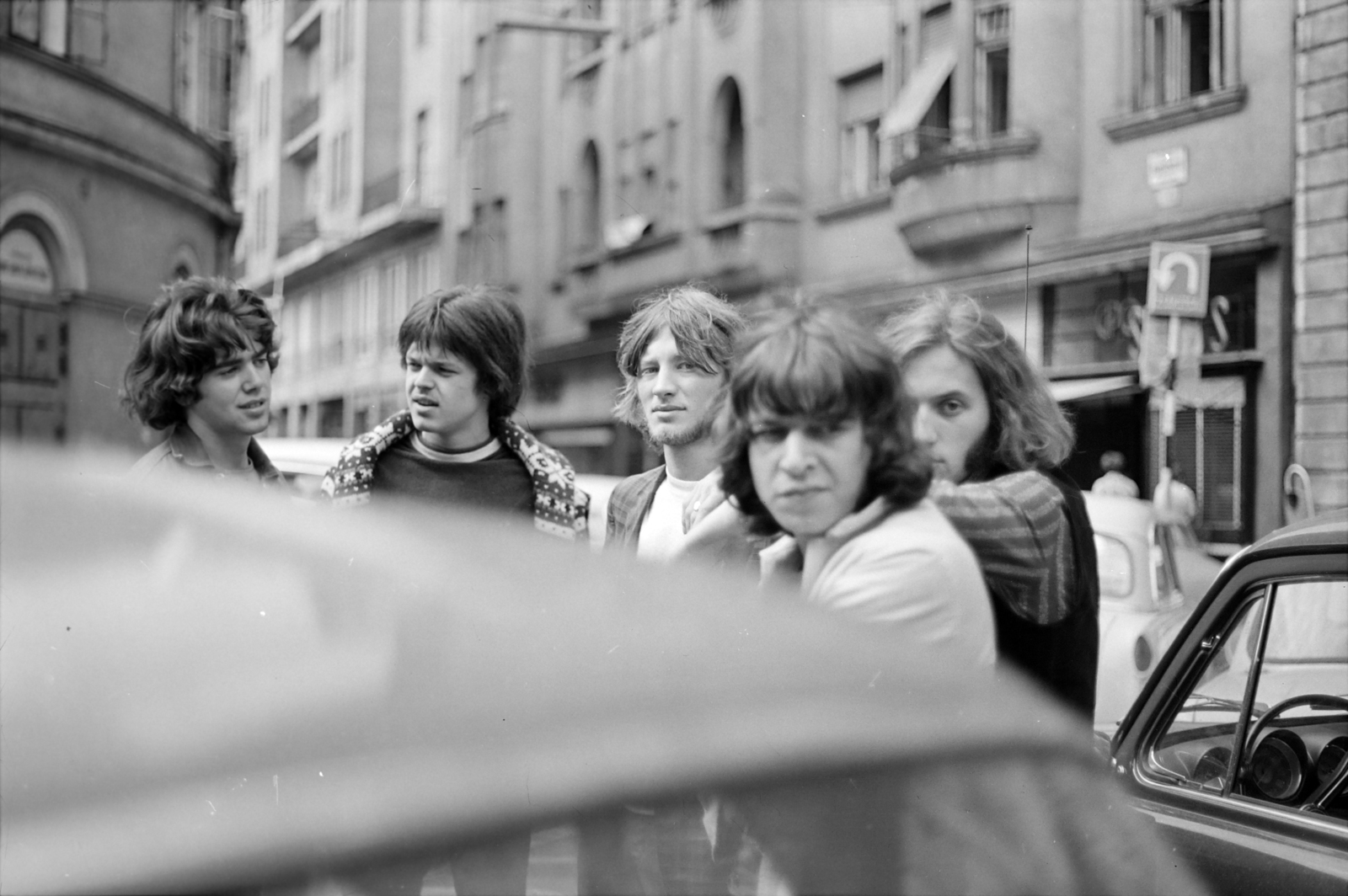 Hungary, Budapest V., Szomory Dezső (Biermann István) tér, Papp Imre (Mityó), Végvári Ádám, Baranszky László, Batu András, Kiss Ernő a Volán zenekar tagjai. Háttérben a Fehér Hajó utca épületei., 1970, Rubinstein Sándor, Budapest, Fortepan #202669
