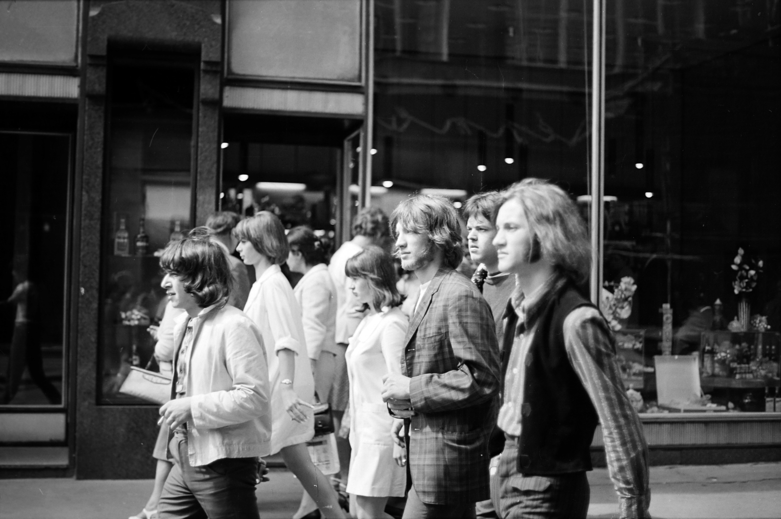 Hungary, Budapest V., Váci utca a Régi posta utca közelében, Bati András, Baranszky László, Végvári Ádám, Kiss Ernő és Papp Imre (Mityó) a Volán zenekar tagjai., 1970, Rubinstein Sándor, Budapest, men, women, Show window, Fortepan #202677