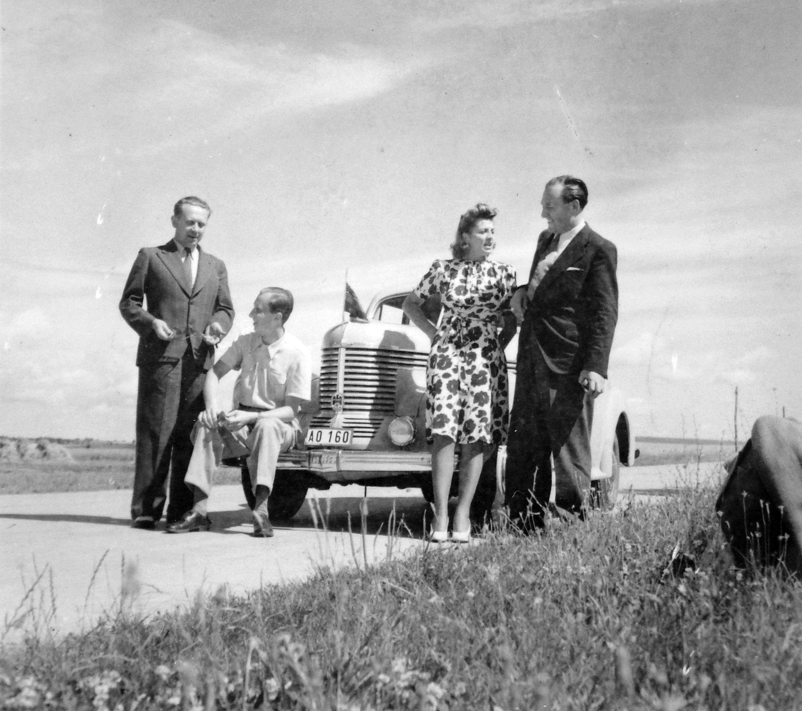 Opel Kapitän típusú személygépkocsi., 1942, Privát Fotó és Film Archívum-Urbach gyűjtemény, transport, vehicle, German brand, Opel-brand, sitting on a car, Fortepan #20268
